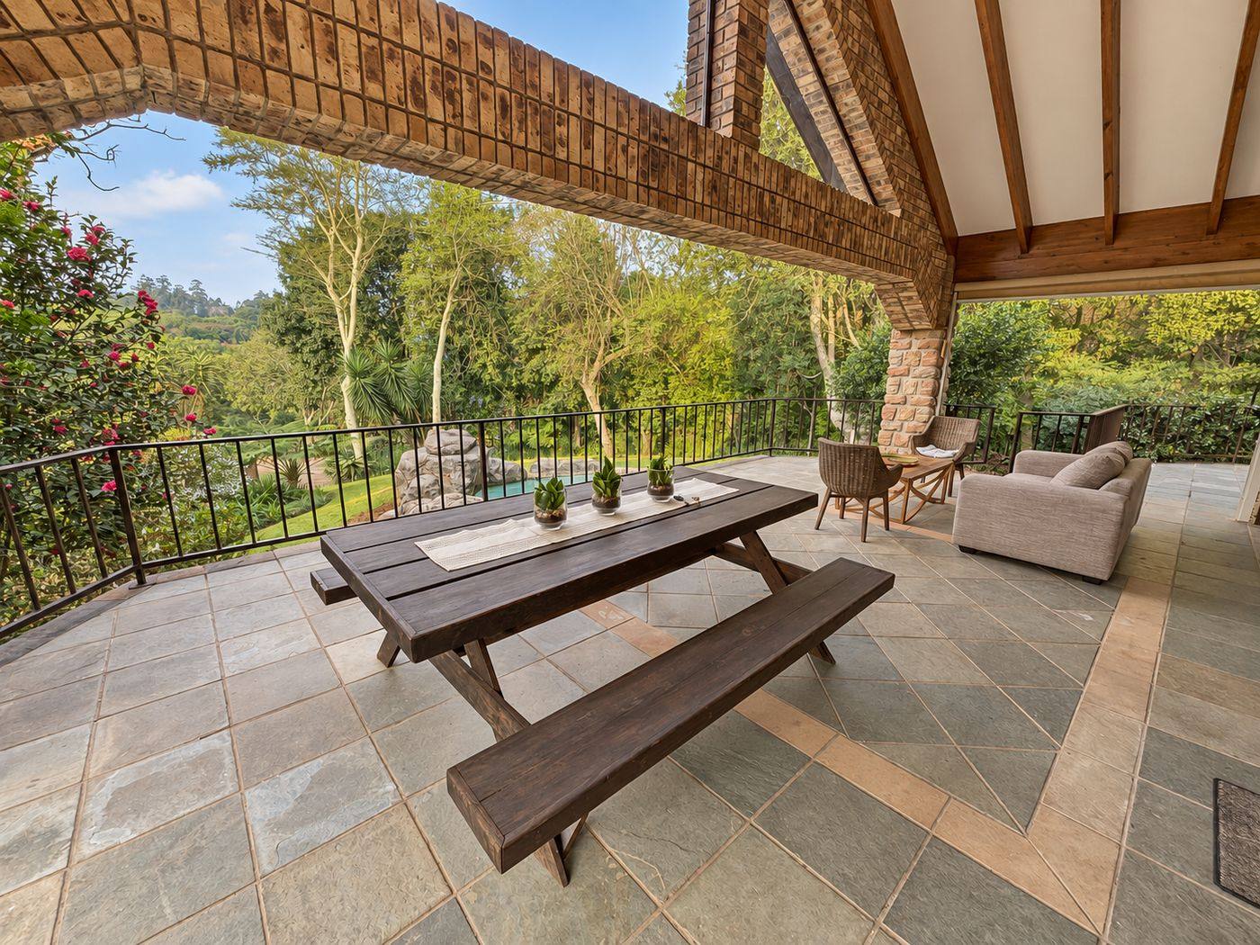 Outdoor dining on the patio